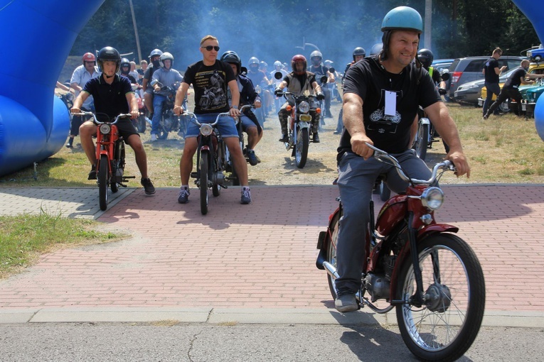 Parada pojazdów w Rozalinie