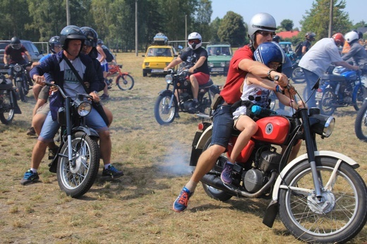 Parada pojazdów w Rozalinie