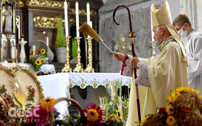 Biskup senior poświęcił wieniec i przygotowane chleby.