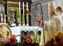 Biskup senior poświęcił wieniec i przygotowane chleby.