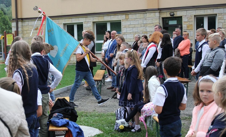 Początek roku szkolnego 2020/21 ze św. Janem Pawłem II w Porąbce-Kozubniku