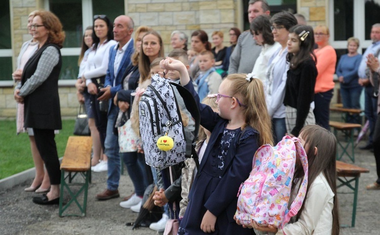 Początek roku szkolnego 2020/21 ze św. Janem Pawłem II w Porąbce-Kozubniku