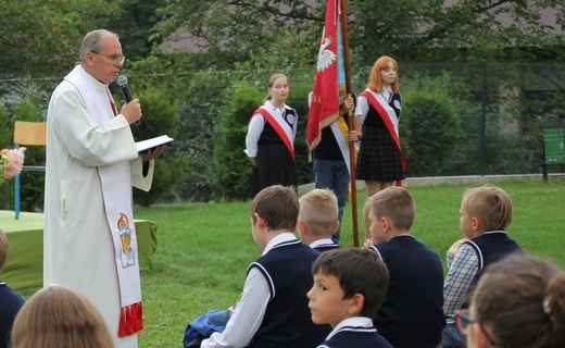 Początek roku szkolnego 2020/21 ze św. Janem Pawłem II w Porąbce-Kozubniku