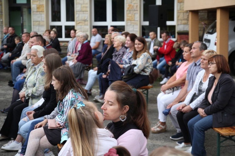 Początek roku szkolnego 2020/21 ze św. Janem Pawłem II w Porąbce-Kozubniku