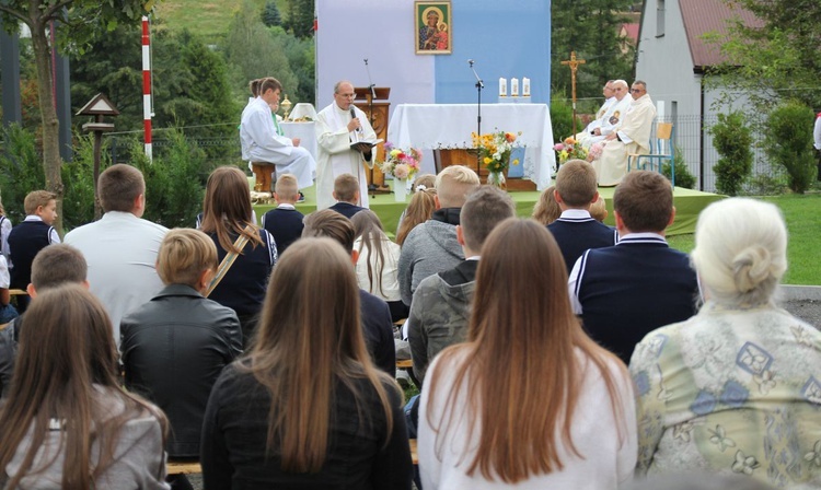 Początek roku szkolnego 2020/21 ze św. Janem Pawłem II w Porąbce-Kozubniku