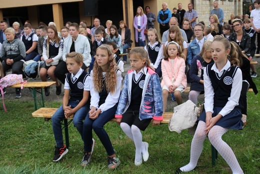 Początek roku szkolnego 2020/21 ze św. Janem Pawłem II w Porąbce-Kozubniku