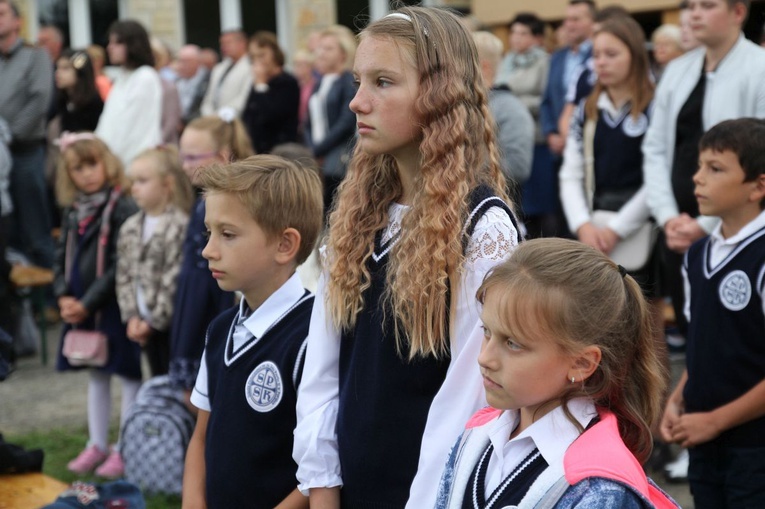 Początek roku szkolnego 2020/21 ze św. Janem Pawłem II w Porąbce-Kozubniku