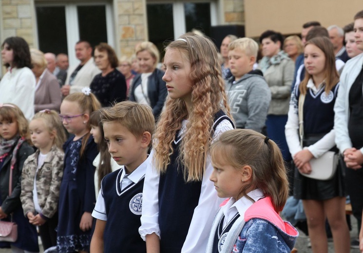 Początek roku szkolnego 2020/21 ze św. Janem Pawłem II w Porąbce-Kozubniku