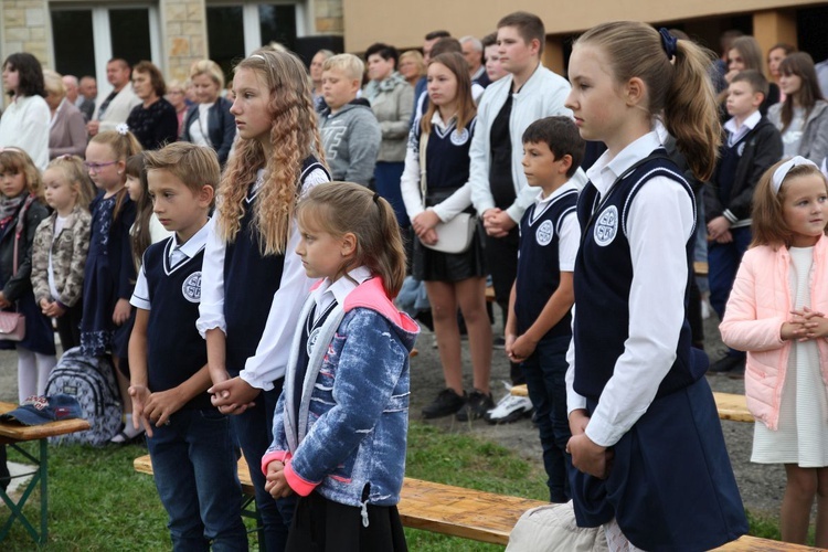 Początek roku szkolnego 2020/21 ze św. Janem Pawłem II w Porąbce-Kozubniku