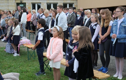 Początek roku szkolnego 2020/21 ze św. Janem Pawłem II w Porąbce-Kozubniku