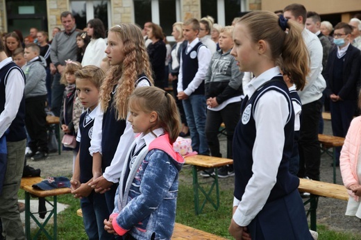 Początek roku szkolnego 2020/21 ze św. Janem Pawłem II w Porąbce-Kozubniku