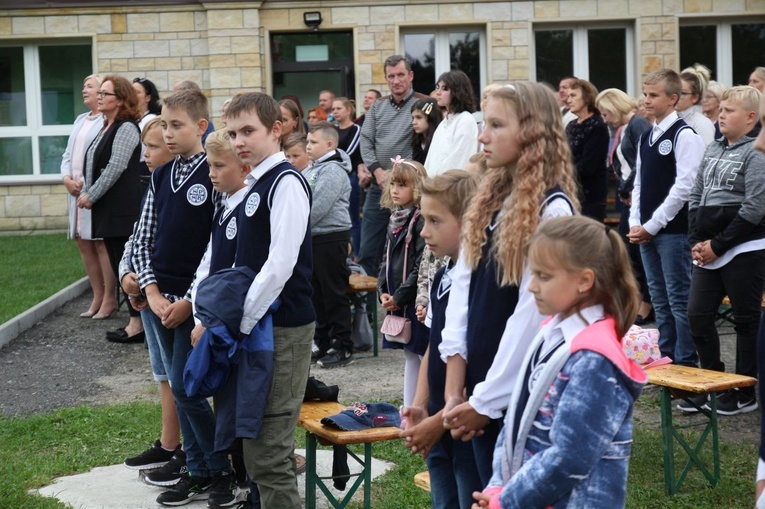 Początek roku szkolnego 2020/21 ze św. Janem Pawłem II w Porąbce-Kozubniku