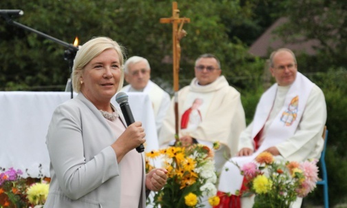 Dyrektor Lidia Nowotarska zaprosiła i uczniów, i rodziców do wspólnej pracy w nowym - specyficznym - roku szkolnym.