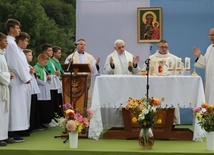 Duszpasterze Porąbki sprawowali Mszę św. na rozpoczęcie nowego roku szkolnego w Kozubniku.