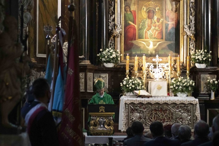 Mszy św. towarzyszyły poczty sztandarowe organizacji patriotycznych.