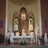 Biskup gliwicki pobłogosławił nowy ołtarz – wotum.