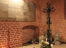 W krypcie  pod świątynią odbyła się modlitwa w intencji ofiar.
