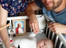 Mama i tata dziewczynki na łamach warszawskiego „Gościa Niedzielnego” dziękują wszystkim, którzy wspierają leczenie ich córeczki materialnie i duchowo.