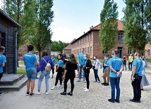 Młodzi w trakcie zwiedzania obozu Auchwitz-Birkenau.