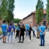 Młodzi w trakcie zwiedzania obozu Auchwitz-Birkenau.