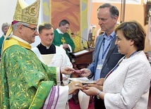 Biskup przekazuje dekret powołujący Krzysztofa i Małgorzatę Jaśkowiaków na parę diecezjalną wspólnoty oazowej.