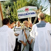 Charakterystyczny ceremoniał powitania pielgrzymów przez trzykrotne pochylenie krzyża i towarzyszących mu latarni jest podtrzymywany do dziś.