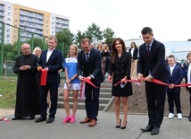 Wstęgę przecięli (od lewej): ks. Czesław Wawrzyńczak, Rafał Adamczyk, Julia Tracz, Radosław Witkowski, Katarzyna Kalinowska i Marek Lipiec.