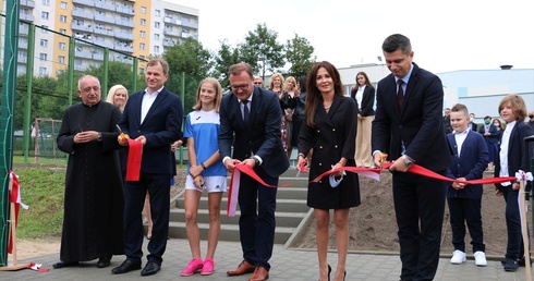 Wstęgę przecięli (od lewej): ks. Czesław Wawrzyńczak, Rafał Adamczyk, Julia Tracz, Radosław Witkowski, Katarzyna Kalinowska i Marek Lipiec.