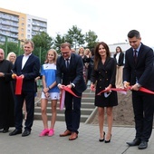 Wstęgę przecięli (od lewej): ks. Czesław Wawrzyńczak, Rafał Adamczyk, Julia Tracz, Radosław Witkowski, Katarzyna Kalinowska i Marek Lipiec.