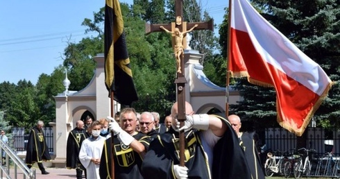 Rycerze weszli do kościoła w procesji.