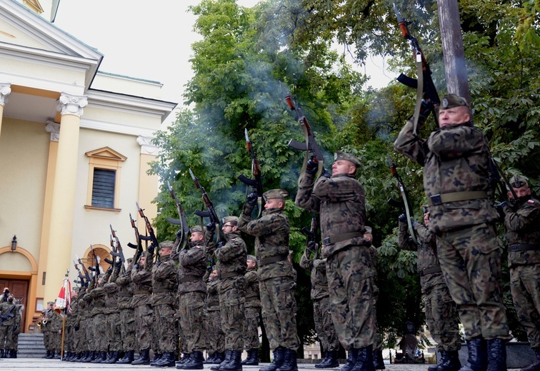 Salut honorowy dla bohaterów II wojny światowej.