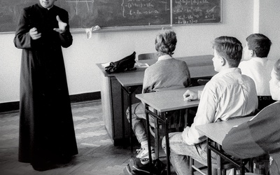 6 września 1990 r. Lekcja religii w jednym z warszawskich liceów. We wrześniu 1990 r. nauczanie religii wróciło do szkół.