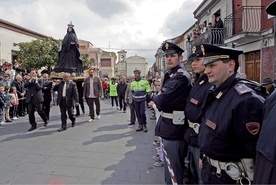 Mafia wykorzystuje procesje z figurami Matki Bożej oraz świętych do zademonstrowania swej władzy w mieście. Dlatego włoscy biskupi ustalili ścisłe reguły organizowania takich uroczystości.