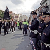 Mafia wykorzystuje procesje z figurami Matki Bożej oraz świętych do zademonstrowania swej władzy w mieście. Dlatego włoscy biskupi ustalili ścisłe reguły organizowania takich uroczystości.