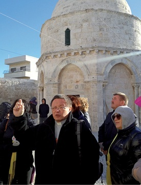 Pielgrzymi z bp. Rysiem przed kaplicą Wniebowstąpienia  na Górze Oliwnej w Jerozolimie.