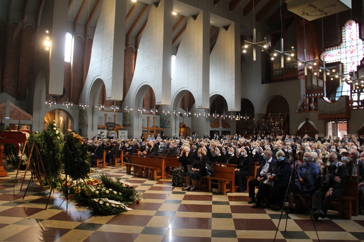 Msza św. pogrzebowa śp. ks. prał. Tadeusza Wojdata 