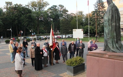 Wspólnota KIK modliła się pod pomnikiem swojego patrona Stefana Kardynała Wyszyńskiego.