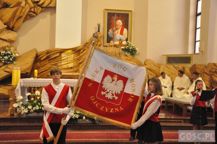 Poświęcenie sztandaru Katolickiej Szkoły Podstawowej im. św. Jana Pawła II w Gorzowie Wlkp.