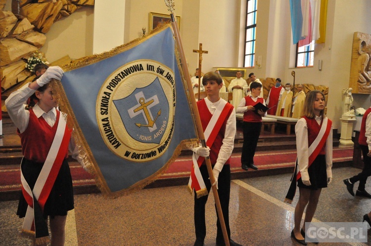 Poświęcenie sztandaru Katolickiej Szkoły Podstawowej im. św. Jana Pawła II w Gorzowie Wlkp.