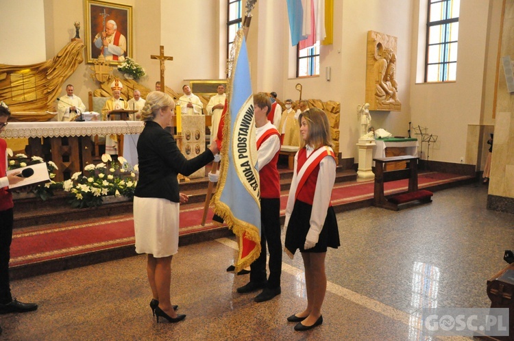 Poświęcenie sztandaru Katolickiej Szkoły Podstawowej im. św. Jana Pawła II w Gorzowie Wlkp.