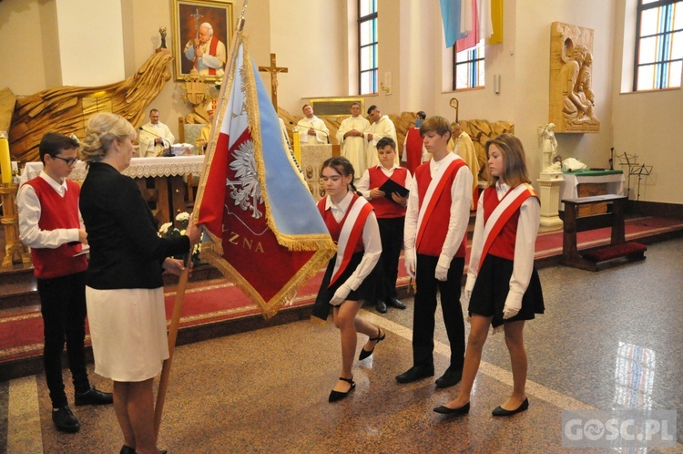 Poświęcenie sztandaru Katolickiej Szkoły Podstawowej im. św. Jana Pawła II w Gorzowie Wlkp.