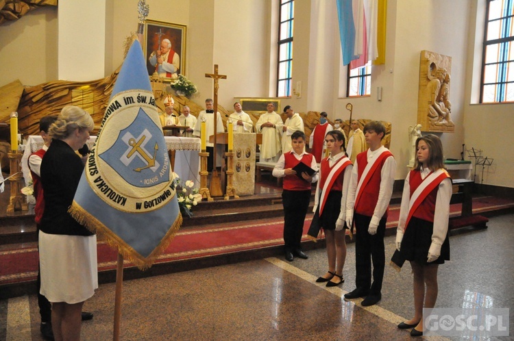 Poświęcenie sztandaru Katolickiej Szkoły Podstawowej im. św. Jana Pawła II w Gorzowie Wlkp.