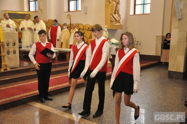 Poświęcenie sztandaru Katolickiej Szkoły Podstawowej im. św. Jana Pawła II w Gorzowie Wlkp.