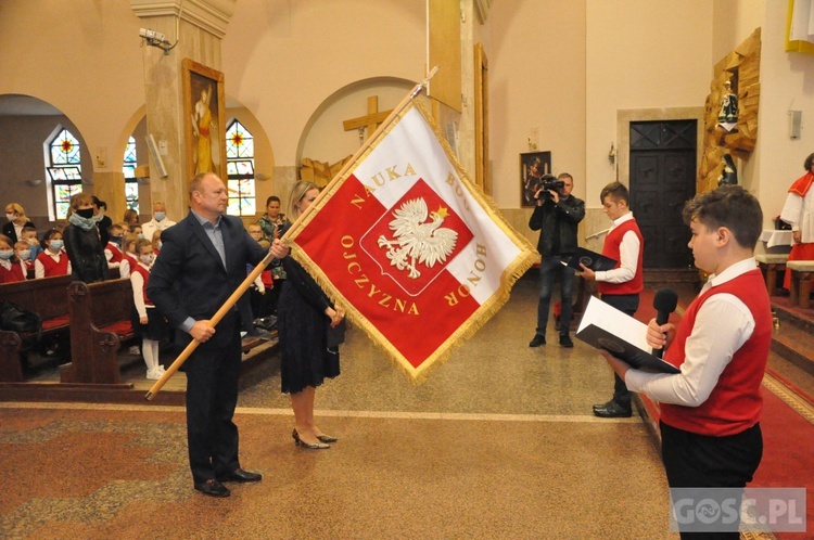 Poświęcenie sztandaru Katolickiej Szkoły Podstawowej im. św. Jana Pawła II w Gorzowie Wlkp.