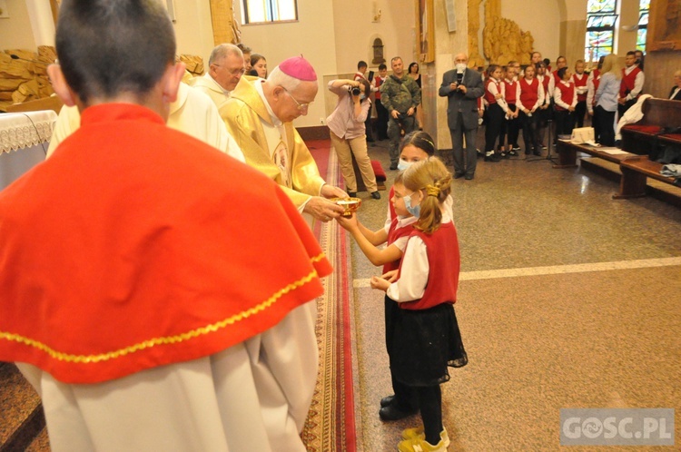 Poświęcenie sztandaru Katolickiej Szkoły Podstawowej im. św. Jana Pawła II w Gorzowie Wlkp.