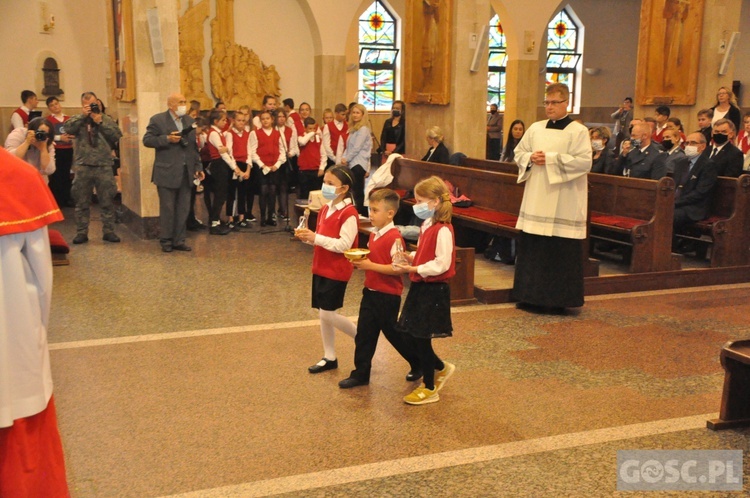 Poświęcenie sztandaru Katolickiej Szkoły Podstawowej im. św. Jana Pawła II w Gorzowie Wlkp.