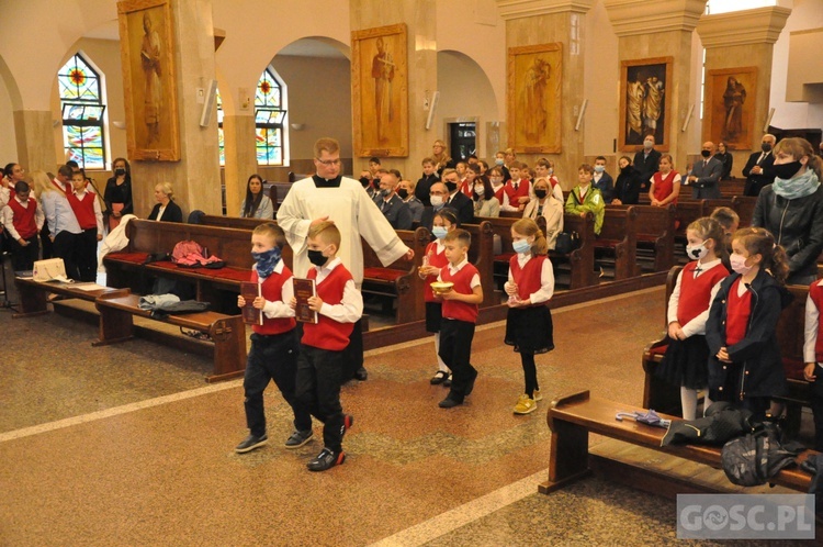 Poświęcenie sztandaru Katolickiej Szkoły Podstawowej im. św. Jana Pawła II w Gorzowie Wlkp.