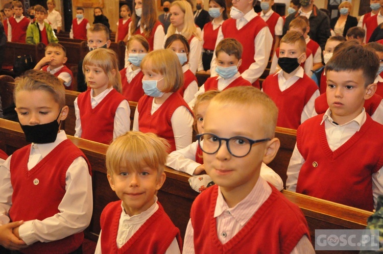 Poświęcenie sztandaru Katolickiej Szkoły Podstawowej im. św. Jana Pawła II w Gorzowie Wlkp.