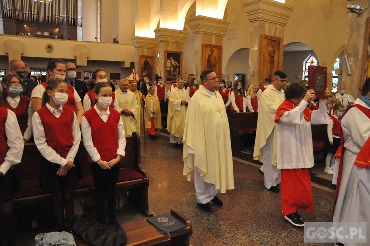 Poświęcenie sztandaru Katolickiej Szkoły Podstawowej im. św. Jana Pawła II w Gorzowie Wlkp.