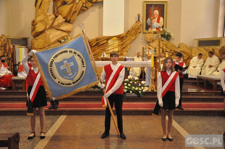 Poświęcenie sztandaru Katolickiej Szkoły Podstawowej im. św. Jana Pawła II w Gorzowie Wlkp.